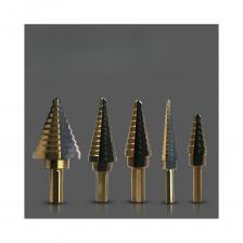 Ступенчатое сверло елочка по металлу и дереву 3-35. Набор 5 шт в чехле.Сверло ступенчатое (елочка) 3-35 с зенкером. Подходит для сверления различных материалов металлы, дерево, пластики и многое другое, в диапазоне диаметров от 3-35 с шагом в 2мм .Ступенчатое сверло с прямым рифленым хвостовиком с шестигранным хвостовиком Материал: подшипниковая сталь с титановым покрытием, что продлевает срок службы сверла