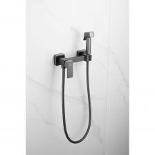 Смеситель Belz с гигиеническим душем станет идеальным выбором для вашего санитарного узла. Этот функциональный и стильный смеситель для биде предназначен для повышения уровня комфорта и удобства в ванной комнате. Изготовленный из прочной латуни, он гарантирует долговечность и надежность в эксплуатации. Хромированное покрытие не только придает изделию современный и эстетичный вид, но и защищает от коррозии, облегчая уход за сантехникой. Смеситель с гигиенической лейкой предлагается в комплекте с душем, что позволяет обеспечить безупречную гигиену и комфорт при использовании. Гигиеническая лейка прекрасно справляется с функцией подачи воды и идеально подойдет для установки в туалет. Благодаря высококачественным материалам и продуманной конструкции, этот смеситель для биде обеспечит стабильный напор и хорошую производительность даже при низком давлении воды. Установка данного смесителя не займет много времени и сил, а его универсальный дизайн впишется в любой интерьер. Смеситель Belz с гигиеническим душем – это не только необходимая сантехническая принадлежность, но и отличный элемент декора вашей ванной комнаты.