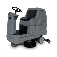 Поломоечная машина с местом оператора TWINC C90 предназначена для уборки помещений площадью до 12000м2.Благодаря литий-железо-фосфатной (LFP) батарее Aokly® 24В 200Ач и зарядному устройству 50А аппарат позволяет поддерживать чистоту в течении суток на больших объектах с высокой проходимостью. Батарею можно использовать в любое время, когда необходима уборка (допускается прерывание цикла зарядки). Время работы на одном заряде АКБ до 5ч. Время полной зарядки АКБ до 3ч.Бак для грязной воды 125л с широкой горловиной. Большая крышка, и внутренняя гладкая поверхность бака позволяет облегчить промывку и санитарную обработку, что актуально для медицинских учреждений.За идеальную сушку пола отвечает вакуумный трехстадийным мотор Ametek® мощностью 550Вт. Мотор защищен автоматическим сигнализатором наполнения и фильтром - поплавковой камеры.Водосборная насадка и щеточный блок оборудованы автоматическими лифтами подъема и опускания, что значительно упрощает управление машиной. Водосборная насадка отклоняется при столкновении с препятствиями, что позволяет убирать рядом со стенами и оборудованием.Светодиодные фары, звуковой сигнал и проблесковый маячок повышают безопасность работы в присутствии людей.Немаркий гладкий корпус в темно-сером цвете надолго обеспечивает привлекательный внешний вид, и не противоречит любому корпоративному дизайну.Основные области применения:торговые залызаводские цехаскладыподземные паркингивокзалы и аэропорты