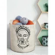 Текстильная корзина для хранения вещей и игрушек JOYARTY Поцелуй бабочки 19 литров planta_385277_5 подойдет для хранения вещей и организации порядка в доме. В нее можно сложить домашний текстиль, белье, одежду, детские игрушки и прочие домашние мелочи. Любители больших домашних растений могут использовать изделие как декоративное кашпо. Корзина сохраняет форму благодаря плотной ткани, а с помощью двух ручек ее можно переносить в любое удобное место. Ручки изделия выдерживают большую нагрузку, даже если сложить в нее овощи и фрукты. В зависимости от цветопередачи экрана монитора яркость рисунка может отличаться от изображения на сайте. Допустимо отклонение в размере в пределах 2-3 см.Комплектация: корзина для хранения 30x30 см.Материал: искусственный войлок; состав: полиэстер 100%. Плотность: 211 г/кв.м.