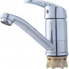 Кухонный смеситель Oasis L1013GM с рычажным управлением позволяет легко и быстро регулировать напор и температуру воды одной рукой, без лишних усилий. Корпус из латуни гарантирует долговечность и устойчивость к коррозии. Поворотный излив обеспечивает контроль над направлением струи, что делает процесс мытья посуды, продуктов и самой мойки особенно удобным. Практичность и долгий срок службы. Гибкая подводка с оплёткой из нержавеющей стали обеспечивает надёжность и простоту подключения. Встроенный аэратор снижает расход воды и предотвращает разбрызгивание. Присоединительный размер M28x1,5 соответствует стандартным требованиям по установке. В комплекте идёт всё необходимое для монтажа устройства.