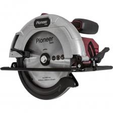 Хотите преодолеть любые творческие вызовы и воплотить в жизнь свои проекты? Наша циркулярная пила Pioneer EDS-1600-190-01 станет вашим надежным помощником в этом деле! Она сочетает в себе мощность, точность и удобство использования, чтобы сделать вашу работу легкой и приятной. Особенности: Мощность и Производительность: С мощностью 1600 Вт и щеточным двигателем наша дисковая пила обеспечивает надежную работу при любых условиях. Диаметр диска 190 мм и скорость вращения 5500 об/мин гарантируют быстрый и чистый пропил любого материала. Высокая Точность: Максимальная глубина пропила под углом 90° составляет 64 мм, а под углом 45° - 44 мм, что позволяет выполнять различные типы работ с максимальной точностью и качеством. Удобство в Использовании: Дополнительная рукоятка обеспечивает надежное удержание инструмента, а обрезиненные рукоятки Anti-Slip предотвращают скольжение и обеспечивают комфорт при работе. Наличие патрубка для подключения пылесоса обеспечивает чистоту и порядок на рабочем месте. Безопасность: Защитный кожух защищает от случайных травм, а параллельная направляющая в комплекте помогает поддерживать прямой и точный пропил. Комплектация: Пила поставляется с диском 190 мм, готовым к использованию сразу после распаковки. Габариты корпуса: 300x230x230 мм