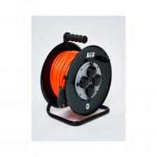 Силовой удлинитель на металлической катушке TОРЭЛЕКТРО предназначен для подключения электроприборов находящихся вдали от сети электропитания. Катушка позволяет легко сматывать и разматывать кабель, обеспечивает компактное хранение и удобство в эксплуатации.В производстве кабеля используется только высококачественная медь. Удлинитель можно использовать как в промышленных, так и в бытовых сферах. Металлическая рама и катушка гарантируют долговечную эксплуатацию удлинителя. Удобно хранить и транспортировать, благодаря компактным размерам. Подсоединение всех элементов выполнены с наконечниками НШВИ (обжим кабеля), розеточная группа подсоединяется на клеммную колодку, что обеспечивает надежность и долговечность использования.Внимание: всегда перед использованием разматывайте кабель на всю длину!