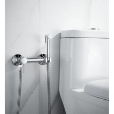 Смеситель с гигиеническим душем позволит с лёгкостью регулировать температуру и напор воды, посредством однорычажного управления. Монтируется на стену. Данный прибор выполнен в современном стиле, модель в явно выраженном дизайнерском исполнении. Основной материал данного прибора - латунь, проверенный материал высочайшего качества. Сантехнические приборы, не имеющие излива востребованы сейчас и как правило устанавливаются в ванной комнате. Их используют с целью подключения душевого шланга и лейки. Расстояние от края гайки до торца рычага включения 90 мм (глубина). Расстояние между креплениями 150 мм. Давление воды 4.2 картридж 30 мм.