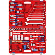 Набор подойдёт в качестве надёжного помощника для любого автомобиля в дороге, для работы в гараже, а также в любой мастерской или станции ТО.Кейс: PE-HD пластик, ABS пластик (декоративные накладки), замки металлические, тип фиксатора CLIP-LOCKРазмеры 630x450x100 ммМатериалы – сталь Cr-V, сталь Cr-Mo, сталь S2, хром, конструкционная сталь, пластик PP, TPR+PP (рукояти)Инструменты соответствуют требованиям международного стандарта качества