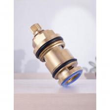 Кран-букса - вентильная головка или основополагающий компонент смесителя, отвечающий за то, что при повороте вентиля вода подается или перекрывается. При неисправности этого элемента смеситель начинает стучать, а вода литься, даже если вентиль стоит в положении «Закрыто». Вентильная головка состоит корпуса, штуцера и поворотного штока. Для герметичного соединения кран-букса оснащается прокладкой. Главные преимущества крана-буксы Простой монтаж. Легко поддается самостоятельной замене. Позволяет открывать и закрывать вентиль крана без усилий. Обеспечивает бесшумную работу крана. Исключает вероятность появления протечек. Выдерживает перепады температур. Особенность этого крана заключается в наличии керамической прокладки, которая считается гарантом долговечности и надежности вентильной головки. Предназначен для установки в смесители с отверстиями диаметром в 1/2 дюйма.