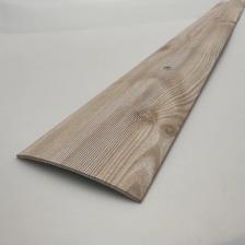 Одноуровневый порог произведен из сплава АД31Т1, изготовленного по ГОСТу. Тип крепления сквозной. Изделие обеспечивает гладкий переход между различными половыми покрытиями, создавая эстетически привлекательный внешней вид.Порог для пола дает возможность гармонично соединить паркетную доску, ламинат или другое необходимое напольное покрытие. Он создает непрерывный поток между комнатами, придавая интерьеру спокойствие и единство.Алюминиевый материал устойчив к коррозии, что гарантирует долгий срок эксплуатации.Благодаря одноуровневому стыку, профиль легко устанавливается на любом полу и не вызывает неудобств при ходьбе. Весь процесс установки порога на пол станет простым и быстрым.