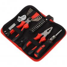 Набор слесарных инструментов – это незаменимый атрибут Вашей домашней мастерской. Такой подход к ремонтным работам наиболее рационален и позволит Вам справиться с ними быстро и качественно. Набор инструментов Bartex выполнен из высококачественной хромованадиевой стали. Сильными сторонами этого материала являются высокая стойкость к ударным нагрузкам и коррозии. Инструменты помещены в стильную сумку, которую удобно брать с собой. В наборе собраны наиболее востребованные в бытовых вопросах инструменты. Это оптимальный вариант для разных видов работ. Удобство транспортировки и хранения. Надежная упаковка в виде компактной сумки позволяет бережно хранить и транспортировать набор инструментов. Все необходимое будет находиться в одном месте. Выигрышная цена. Набор инструментов стоит примерно на 10-25% дешевле, нежели его отдельные составляющие. Это по достоинству оценит каждый мастер, для которого стоимость имеет значение.