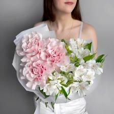 Букет живых цветов VIBE СТУДИЯ ЦВЕТОВ И ПОДАРКОВ Нежный букет розовая французская роза и белая альстромерия