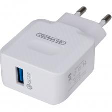 Зарядное устройство сетевое 18W USB (QC) SKYWAY белый - адаптер питания предназначен для зарядки мобильной техники от электросети 100 - 240 В. Устройство оснащено одним USB-портом с функцией быстрой зарядки Quick Charge 3.0. С технологией Quick Charge на батарею подается более высокий уровень тока, таким образом, зарядка становится максимально быстрой. Компактные размеры делают удобным использования адаптера. Корпус адаптера сделан из прочного пластика.