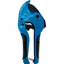 Ножницы предназначены для точной резки пластиковых труб различных типов, таких как ПВХ, ПЭ, ПП,, ПБ, ПВДФ, PE-X, PERT а также металлопластиковых труб диаметром до 42 мм. Ножницы оснащены эргономичными, прочными и легкими алюминиевыми рукоятками с резиновой накладкой для удобства использования. Храповой механизм обеспечивает прямой и точный рез под прямым углом с минимальными усилиями. V-образное лезвие из стали 65Mn позволяет легко и без деформации сечения трубы производить резку. Стопорная скоба позволяет легко удерживать инструмент в закрытом положении. Применение: Ножницы широко используются в строительстве, сантехнике, отоплении, водоснабжении и других областях, где требуется точная и чистая резка труб ПВХ, ПЭ, ПП,, ПБ, ПВДФ, PE-X, PERT.