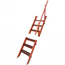 Диэлектрик Трап диэлектрический стеклопластиковый ТД-2,4оп (длина 2,4 метра, высота 1,7 метра, с одним складным поручнем) Д471651 служит для безопасного подъема и спуска персонала. Трап изготовлен из прочного и надежного диэлектрического материала, не подверженного ржавчине и гниению. Трап устанавливается под углом 45 градусов для удобного перемещения по нему. Транспортная длина трапа 2,4 метра, высота установленного трапа 1,7 метра. В верхней и нижней части трапа есть анкерные кольца для надежного закрепления. В нижней части трапа установлены выдвижные штыри для мягкого грунта. Ширина тетивы - 120мм, ступени - 130мм. Данная модель оснащена одним складным поручнем. Трап ТД-2,4оп дополнительные параметры: число двойных ступеней - 7шт шаг ступеней - 30см ширина трапа - 60см