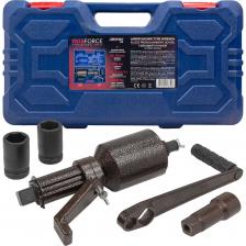 Ручной гайковерт механический с редуктором 1" от YATAFORCE, также известный как "мясорубка", предназначен для эффективного откручивания и закручивания колёсного крепежа грузовых автомобилей. Этот инструмент сочетает в себе высокую прочность и надежность, что делает его идеальным выбором для профессионалов в области автосервиса.Основные характеристики:Материалы: Изготовлен из высокопрочных материалов, что обеспечивает долговечность и надежность.Редуктор: Планетарный трёхступенчатый редуктор, который усиливает крутящий момент.Передаточные числа:1:1 (прямой режим)1:4.2 (максимальная скорость)1:64 (низкая скорость для достижения максимального крутящего момента)Максимальный крутящий момент: 6800 Нм.Удобство использования:Смена режимов работы происходит легко: достаточно вытянуть или вдавить переключатель. В положении «низкая скорость» достигается максимальный крутящий момент, что особенно полезно для срыва и окончательной затяжки колесных гаек.Эргономичная нескользящая ручка обеспечивает комфортное использование, а съёмный рабочий вал может использоваться как удлинитель.Передвижная упорная лапа с фиксатором позволяет установить оптимальное расстояние до откручиваемой гайки, что добавляет удобства в работе.Удобство хранения:Для удобства транспортировки и хранения гайковерт поставляется в прочном пластиковом кейсе, что делает его практичным и мобильным инструментом для профессиональных механиков и автослесарей.Ручной гайковерт YATAFORCE обеспечивает легкость и скорость выполнения задач, связанных с крепежом колес, и станет незаменимым помощником в вашем арсенале.