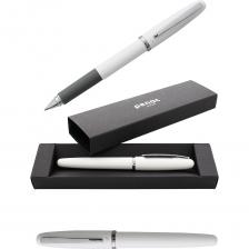 Ручка подарочная Penac FX-2 проработана до мельчайших деталей: круглый лакированный корпус отлично сочетается с металлическим наконечником и насыщенными гелевыми чернилами. Улучшенная формула чернил обеспечивает моментальное высыхание надписей, исключая размазывание (удобно для левшей), и отличается повышенной светостойкостью. Система двойного шарика обеспечивает два ключевых преимущества – исключительную четкость письма и защиту от высыхания. Чернила не проступают сквозь бумагу и рекомендуются для самых важных документов. Ручка гелевая не течет и не мажет, а толщина линии письма остается постоянной даже при изменении силы нажима и угла наклона.