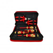 Набор диэлектрического инструмента до 1000В, 7 предметов, в кофре ПЛ071206_z022 предназначен для проведения электромонтажных работ в электроустановках напряжением до 1000 В переменного тока промышленной частоты. Состоит из семи предметов различного назначения: губцевый инструмент, отвертки SL, PH, индикаторная. Рабочая часть губцевого инструмента выполнена из хромованадиевой стали твердостью не ниже 45 HRC. Губки и стержни с никелевым покрытием обладают стойкостью к коррозии. Наличие современного эргономичного покрытия из однокомпонентной диэлектрической пластизоли исключает проскальзывание инструмента в руке, обеспечивая комфорт и безопасность во время работы. Покрытие рукояток устойчиво к воздействию бензина и масел, поэтому идеально подходит для профессионального использования. Набор поставляется в кофре для защиты от внешних воздействий и удобства переноски.