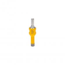 Высокоскоростная алмазная коронка предназначена для сверления отверстий в различных материалах, включая керамогранит, камень, керамику, бетон, кирпич и листовой металл, дерево и их комбинации. Она легко крепится к угловой шлифовальной машине (УШМ) с помощью резьбы М14 и работает в режиме безударного сверления. Технология высокотемпературного вакуумного спекания алмазов позволяет сверлить самые твёрдые материалы без водяного охлаждения. Высота алмазного слоя составляет 15 мм, а максимальная глубина сверления — 32 мм. Особенности коронки включают высокую плотность и равномерное распределение алмазов на рабочей кромке, что гарантирует эффективность работы и долгий срок службы инструмента. Не подходит для работы с применением СОЖ!