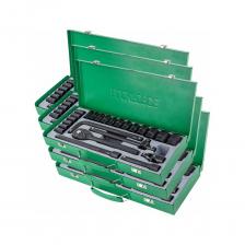 Это комплект из 5 наборов торцевых 6-гранных ударных головок от бренда RockForce, каждый из которых содержит 24 предмета. Набор инструментов из 24 предметов от бренда RockForce обеспечивает широкий спектр инструментов для работы с резьбовыми соединениями размером 1/2" и является удобным и компактным в использовании. Он идеально подходит для использования в автомобильных и механических работах. Набор состоит из 24 предметов, включая торцевые 6-гранные ударные головки различных размеров, начиная от 8 мм и заканчивая 32 мм. Это позволит вам подобрать нужный инструмент для любой задачи. Комплект также включает удлинители длиной 125 и 250 мм, трещотка 24 зуба, вороток длиной 250 мм, кардан и вороток Т-образный. Все инструменты изготовлены из прочного хромомолибдена, что гарантирует их долговечность и надежность. Кейс для хранения и переноски в комплекте позволяет удобно хранить и транспортировать все инструменты.