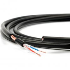 Симметричный микрофонный кабель для передачи аналоговых и цифровых аудиосигналов. Идеально подходит для внутрирэковой коммутации. Обладают высоким уровнем устойчивости к электромагнитным помехам. Кабель приятен и удобен при пайке и инсталляции. Микрофонный шнур состоит из двух проводников состоящих из тонких нитей диаметром 0.1 мм из чистой меди OFС (2х28*0.10 мм), изоляции из PVC в белом и синем цвете, общий диаметр проводника с изоляцией 1.3 мм. Для обеспечения защиты от помех кабель защищен витым экраном из чистой меди, покрывающим 80% всего кабеля. Внешняя оболочка микрофонного кабеля выполнена из материала FRNC-C/LSZH черного цвета RAL9005. Может быть использован при групповой прокладки кабеля. Оболочка не поддерживает горение, не выделяет токсичные вещества в случае пожара, поскольку состав оболочки не содержит никаких галогенов. Стандарт IEC 60332-3-24, разработан в Германии.