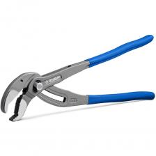 Переставные клещи ЗУБР Профи 400 мм представляют собой надежный инструмент для работы с различными крепежными элементами. Изготовленные из высококачественной хромованадиевой стали (CrV), они обеспечивают долговечность и устойчивость к коррозии. Длина клещей составляет 400 мм, что позволяет работать с труднодоступными местами. Максимальный захват в 95 мм (3 1/2 дюйма) делает их универсальными для использования с различными диаметрами. Кнопочный фиксатор обеспечивает быстрое и удобное перемещение губок, что ускоряет рабочий процесс. Обливные рукоятки синего цвета обеспечивают комфортный и надежный захват, снижая усталость рук при длительной работе. Вес инструмента составляет 1.2 кг, что делает его достаточно легким для удобного использования.