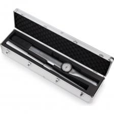 Динамометрический ключ используется при условии необходимости соблюдения точного момента затяжки болтовых соединений. Может использоваться как самостоятельно так и вместе с усилителем крутящего момента. Точный инструмент с легко считываемыми показаниями Большой индикатор крутящего момента с антибликовым покрытием Точность измерения +/-3% Двойная шкала для фиксации уровня затяжки Индикатор защищен резиновой оплеткой Ключ имеет уникальный номер Эргономичный дизайн