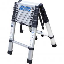 Телескопическая лестница от бренда Scheppach — идеальный выбор для тех, кто ценит безопасность, удобство и компактность. В разложенном виде она достигает 2,9 м, а в сложенном — всего 75 см, легко помещается в шкаф, багажник или даже под кровать.Надёжная фиксация: стяжные элементы и фиксирующие замки предотвращают самопроизвольное складывание, а единая ручка управления позволяет открывать все замки одним движением.Безопасность: прорезиненные ножки и рифлёные ступени обеспечивают устойчивость даже на скользких поверхностях. Максимальная нагрузка — 150 кг.Лёгкость и прочность: алюминиевый сплав делает лестницу на 40% легче стальных аналогов (всего 14,9 кг) и защищает от коррозии.Компактность: в сложенном виде — всего 75 см, легко хранится в любом уголке дома.Комфорт: 10 широких ступеней обеспечивают удобство при длительной работе.Практичность в каждом уголке:Дом и квартира — легко добраться до потолка для установки люстры, карниза или косметического ремонта.Балкон и лоджия — удобно доставать вещи с антресолей или мыть окна без риска.Гараж — идеальный помощник при монтаже электрики и работе с верхними полками.Загородный участок — поможет в обрезке деревьев, покраске фасада и других сезонных работах.