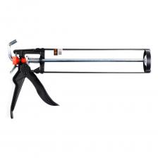 Прочный пистолет скелетного типа для картриджей объёмом до 310 мл – благодаря открытому корпусу замена картриджей становится гораздо удобнее, а усиленная конструкция обеспечивает низкую энергоемкость и комфорт в работе.Классический скелетный пистолет для герметика MEN at WORK. Прочная стальная конструкция обеспечивает надежную фиксацию тубы, а удобный механизм сброса давления – аккуратную работу без подтеканий. Идеальный универсальный инструмент для дома и ремонта.Прочная стальная рама: Инструмент полностью выполнен из стали, что гарантирует его долговечность, устойчивость к механическим повреждениям и износу даже при частом использовании.Плавная и контролируемая подача: Простой и эффективный нажимной механизм обеспечивает равномерное выдавливание материала, позволяя вам легко контролировать толщину шва и создавать аккуратные соединения.Мгновенный сброс давления: Классический лепестковый фиксатор позволяет одним нажатием большого пальца мгновенно остановить подачу герметика. Эта простая и надежная система эффективно предотвращает образование капель и перерасход материала.Универсальность: Пистолет совместим со всеми стандартными картриджами (290-310 мл), включая силиконовые, акриловые, полиуретановые герметики, а также монтажные клеи (“жидкие гвозди”). Его интуитивно понятная конструкция не требует специальных навыков для использования.Удобство хранения: L-образный крюк на конце штока позволяет легко подвесить инструмент на гвоздь в мастерской или на край ведра во время работы