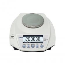 Особенности: контрастный жидкокристаллический дисплей; выбор единиц измерений (граммы, караты, фунты, граны, унции, тройские унции, пеннивейты); автоматическая или ручная установка нуля; счетный режим для подсчета количества однотипных образцов и изделий; процентное взвешивание; учет массы тары; клавиатура на русском языке; гидростатическое взвешивание под весами при помощи крюка (дополнительная опция); диаметр платформы составляет 123 мм; диапазон рабочих температур – от +10 до +30 °С.