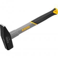 Молоток слесарный кованый с квадратным бойком весом 800 г и трехкомпонентной фибергласовой рукояткой с TPR-покрытием предназначен для работы с металлическими заготовками, забивания гвоздей, штырей, дюбелей и другого крепежа. Рукоятка выполнена в эксклюзивном дизайне. Молоток рекомендован для профессионального и домашнего применения. Оптимальная прочность и твердость — голова молотка изготовлена из стали 45 методом ковки, закалена токами высокой частоты, отфрезерована и отшлифована. Деформационная стойкость — твердость рабочих частей бойка составляет 45-50 HRC на глубину до 3 мм. Устойчивость к динамическим нагрузкам — область всада обладает меньшей твердостью, что исключает появление трещин при выполнении работ. Надежная конструкция — усиленное соединение рукоятки с бойком продлевает срок службы инструмента. Комфортное использование — трехкомпонентная фибергласовая рукоятка поглощает вибрации от отдачи, а TPR-покрытие обеспечивает отличное сцепление с ладонью. Работа в сложных условиях — фиберглас не подвержен воздействию влаги и агрессивных сред.