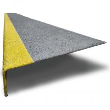 Противоскользящие накладки на ступень из композитного материала предназначена для профессионального использования на любых поверхностях. Противоскользящие накладки на ступень широко используются как внутри помещений, так и на открытых площадках для повышения безопасности при использовании лестницы. Они особенно полезны в местах с высокой влажностью или наличием масла, чтобы избежать случайных падений или травм. Помимо защиты от скольжения, противоскользящие накладки защищают облицовочную поверхность, края, от появления выбоин и сколов, препятствует дальнейшему разрушению ступеней, а также скрывают уже имеющиеся визуальные дефекты поверхности. Покрытие не ломается, не стирается, не боится осадков и ряда химических реагентов. Важно отметить, что правильное установление и регулярное обслуживание противоскользящих накладок критически важно для их эффективности и долговечности.