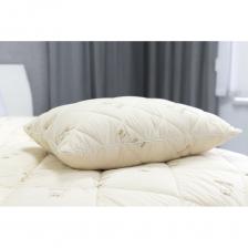 Уникальный авторский принт "Кот" добавляет коллекции яркие положительные эмоции и создает позитивный эмоциональный настрой. Ткань подушки - микрофибра с "эффектом персика" отличается необычной фактурой, нежной как кожица спелого персика. Наполнитель подушки - гипоаллергенное полиэфирное волокно Холлофилл "шарики", обеспечивает упругую поддержку шеи и головы во время сна и отдыха. Изделие не требует особого ухода, легко стирается и не теряет со временем свою форму. Идеальный вариант для детей и взрослых любого возраста.