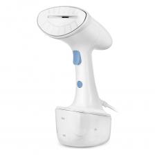 Ручной отпариватель Kitfort КТ-9234 предназначен для разглаживания изделий из текстиля с помощью потока горячего пара. Ручной отпариватель приведет в порядок вещи быстро и практически в любом месте без раскладывания гладильной доски. Одежда при этом может висеть на вешалке, сушилке для белья или веревке. Устройство обладает такими достоинствами, как мощный поток пара, минималистичный дизайн, удобство при использовании и хранении.У прибора два уровня подачи пара., что позволяет отпаривать одежду из разных типов ткани. В комплекте предусмотрены 2 насадки. Ворсовая насадка поможет очистить вещи от ниток и шерсти домашних животных. Тканевая насадка сделает процесс отпаривания деликатных тканей более безопасным, а также может помочь очистить вещи от пыли.Отпариватель легко хранить и брать с собой в поездки, так как у прибора съемный резервуар для воды.Отпариватель — серьезный конкурент паровых утюгов: он позволяет быстро погладить любые вещи и изделия из текстиля. Это тщательный уход за вещами, не отнимающий много времени.