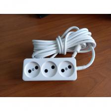 Удлинитель сетевой 3-х местный белый АБС с подпружиненными контактами ПВС 2х1 от Ливны-Электро – надежный и прочный электротовар, который обязательно пригодится вам в быту или на стройке. Длина кабеля составляет 10 метров, что позволяет уверенно перемещаться и подключаться к розетке из любой точки помещения или сада. Удлинитель оборудован вилкой, которая идеально подходит для вертикального подключения к розетке. Кабель выполнен из электрического провода, обеспечивающего безопасную передачу электрического тока. Корпус выполнен из термоустойчивого, негорючего и ударопрочного пластика АБС. Основание изготовлено из жаростойкого фенопласта, а крышка выполнена из пластика АБС. Такая конструкция обеспечивает надежную защиту от перегрева и пожара, придают товару долговечность и безопасность использования. Необходимо отметить, что токопроводящие детали удлинителя изготовлены из латуни Л63, что обеспечивает устойчивость к окислению и надежную передачу электрического тока. Контактная система выполнена в виде пластинчатой структуры, которая обеспечивает надежное соединение с розеткой и электроприборами. С его помощью удлинителя вы можете безопасно подключать и использовать электрические приборы, как в быту, так и на стройке. Надежность, удобство в использовании и высокое качество материалов делают этот его отличным выбором для всех ваших электрических задач. Вся продукция сертифицирована и соответствует требованиям ГОСТ.