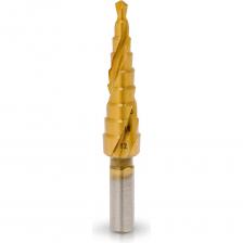 Ступенчатое сверло подходит для сверления листовой стали толщиной до 4 мм и прочностью до 900 Н/мм?, цветных металлов, а также твердого пластика. Изготовлено из быстрорежущей стали HSS-G (Р6М5), которая отличается прочностью и долговечностью. Покрытие нитридом титана (TiN) увеличивает срок службы, снижая нагрев при сверлении и повышая поверхностную твердость сверла.Трехгранный хвостовик исключает проворачивание в патроне и защищает его от повреждений. Диаметр хвостовика — 8 мм. Спиралевидная форма канавок обеспечивает плавность сверления и способствует лучшему удалению стружки. Угол заточки при вершине 118°: геометрия сверла обеспечивает повышенную износостойкость и производительность при сверлении широкого спектра материалов.Для продления срока службы во время работы соблюдайте прямолинейное положение сверла, избегайте перегрева и чрезмерного давления на сверло, используйте смазочно-охлаждающие жидкости, а также соблюдайте рекомендации по скорости сверления.Диаметры сверла - 4, 5,6, 7, 8, 9, 10, 11, 12 ммПри производстве сверл RUNTEC используется только современное оборудование и высококачественные материалы. Строгое соответствие нормам безопасности и стандартам качества гарантирует длительный период эксплуатации и безопасную работу при соблюдении рекомендаций к использованию.  