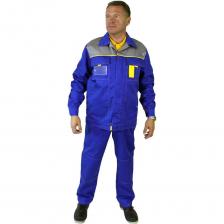 Мужской летний рабочий костюм "Днепр" - прекрасный выбор для тех, кто хочет обеспечить эффективную защиту от общих производственных загрязнений. Костюм состоит из укороченной куртки и полукомбинезона василькового цвета со светло-серыми вставками. Костюм изготавливается из смесовой ткани, состава 35% хлопок, 65% полиэстер с водоотталкивающей отделкой. Такая ткань обеспечивает оптимальный баланс цены и качества: она защищает от загрязнений и механических повреждений, при этом хорошо дышит и отводит тепло в жарких условиях. Куртка прямого силуэта с центральной застёжкой на молнию с планкой на липучках. Оснащена удобными функциональными карманами: два нижних боковых с наклонным входом и нагрудными с клапаном на липучке. На левом нагрудном кармане есть дополнительный карман для телефона с клапаном на липучке. На спинке куртки расположены две вертикальные прошитые складки, которые обеспечивают свободу движения. Полукомбинезон с боковой застёжкой пуговицы, гульфиком-молнией и усиленными наколенниками. В притачной пояс для обеспечения удобной посадки брюк по фигуре сзади по поясу вшита эластичная вставка. Бретели застёгиваются на крепление "Фастекс" к грудке спереди и оснащены эластичными вставками сзади. Карманы: два верхних передних с наклонным входом, один задний и специальные боковые карманаы для инструмента на правом бедре. Кроме того, на грудке полукомбинезона расположены карманы для инструмента или пишущих принадлежностей и большой карман с клапаном на липучке.