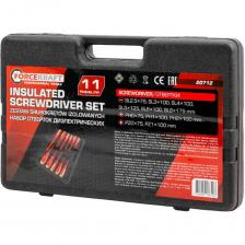 Надёжный комплект для безопасной работы с электричеством. Набор диэлектрических отверток Forcekraft — это профессиональный инструмент, созданный для электромонтажных работ, ремонта бытовой техники и точной сборки. Все отвертки имеют изолированные рукоятки, защищающие от поражения током, и поставляются в удобном кейсе.Преимущества комплектацииПолный спектр шлицев В набор входят отвертки с типами SL, PH и PZ — охватывают большинство стандартных крепежей, используемых в электрике, бытовой технике и электронике.11 отверток разных размеров Включены модели от миниатюрных SL2.5x75 до мощных SL8x175 — для точных и силовых работ.Диэлектрическое покрытие Все инструменты безопасны для работы под напряжением — идеальны для электриков и монтажников.Прочная двухкомпонентная рукоять Эргономичная форма и нескользящий материал обеспечивают комфорт и контроль при работе.Удобный кейс в комплекте Хранение и транспортировка — без лишнего беспорядка. Каждый инструмент на своём месте.Этот набор — идеальный выбор для профессионалов, ценящих безопасность, надёжность и удобство.