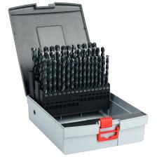 Предназначен для сверления отверстий в заготовках из конструкционной стали общего назначения с пределом прочности до 850 Н/мм?, высокопрочного и ковкого чугуна, магниевых сплавов, низколегированной меди, латуни, пластмасс (термопластов, реактопластов).Сверла применяются в ручных электрических, пневматических, аккумуляторных дрелях и шуруповертах, а также на универсальных сверлильных станках.Заточка: крестообразнаяПодточка перемычки обеспечивает меньшую площадь контакта вершины сверла с обрабатываемой поверхностью, тем самым снижая усилие подачиОтличный центрирующий эффект даже на сферических поверхностях, нет необходимости в кернении или предварительном засверливанииПодточка по задней поверхности уменьшает трение сверла о дно отверстия, повышает скорость сверления, экономя при этом энергию электроинструментаУгол при вершине сверла: 130°Профиль сверла: шлифованныйСтабильная структура сверла, отсутствие внутренних напряженийРавномерная геометрия сверла, минимальное биениеХвостовик: цилиндрическийМатериал сверла: быстрорежущая сталь HSS М2 Покрытие: парооксидированиеЛучшая адгезия смазочно-охлаждающих материалов к поверхности сверлаКоррозионная защитаСверла с шагом 0,1 мм в составе набораМаксимальная универсальность применения набора под разные задачиИспользование набора в качестве набора предельных калибров для контроля диаметра уже изготовленных отверстий.