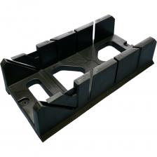 Стусло используется для фиксации полотна, чтобы в последующем произвести точный распил изделия или материала под необходимым углом. Корпус выполнен из пластика. Предназначено для точной распиловки под углом 90 и 45 градусов деревянных и пластиковых плинтусов и др.