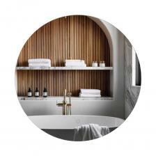 Современное влагостойкое зеркало ZOV ZD60 с алюминиевым профилем, которое станет стильным и функциональным элементом вашего интерьера. С общей толщиной всего 32 мм, это зеркало создает эффект «парящего» изображения, добавляя легкость и изящество в любое пространство.Оснащенное LED-подсветкой с цветовой температурой 4000K, оно обеспечивает нейтрально белый свет, идеально подходящий для макияжа и других повседневных задач. Удобная сенсорная кнопка позволяет не только включать и выключать подсветку, но и регулировать ее интенсивность, что дает возможность создать желаемую атмосферу в ванной комнате или прихожей.Зеркало работает от сети 220В, что делает его простым в установке и использовании. Благодаря влагостойким материалам, оно надежно защищено от воздействия влаги, что гарантирует долговечность и сохранение эстетического вида на протяжении многих лет.Добавьте стиль и функциональность в ваш дом с нашим уникальным зеркалом!