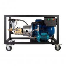 Почему именно этот АВД идеален для промышленности? АВД PINFL сразу подает высокий поток воды, значительно ускоряя процесс мойки. Производственные объекты имеют большую площадь поверхности. Для их эффективной очистки, кроме высокого давления, “разбивающего” загрязнение, необходим определенный поток воды для смыва грязи. В конечном итоге, используя менее производительные аппараты, придется потратить значительное дополнительное время для подачи необходимого объема воды.Наши преимущества:Большой поток воды позволяет эффективно использовать форсунки с широком углом распыла для захвата струей более широкой полосы поверхности за один проход.Соединение двигателя и насоса высокого давления выполнено через самоцентрирующийся колокол. В течении всего срока службы не потребует проверки центровки валов, которая могла бы меняться из-за недостаточной жесткости несущей рамы. Снижает вибрации, увеличивая срок службы двигателя и насоса.Дополнительный “бустерный” насос обеспечивает напор на входе в 2 бара, делает установку самовсасывающей, позволяет использовать длинный шланг до емкости с водой, а так же в значительной степени снижает кавитацию, увеличивая общий срок службы насоса высокого давления.Защита от сухого хода оберегает уста