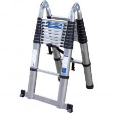 Телескопическая алюминиевая лестница-стремянка Scheppach — это универсальный бытовой инструмент, сочетающий компактность, надёжность и функциональность. В сложенном виде она представляет собой стремянку высотой 3.2 м с каждой стороны (10+10 ступеней), а при раскладывании превращается в приставную лестницу длиной 6.4 м с 20 ступенями. Благодаря шарнирным замкам с тремя фиксируемыми положениями, лестница легко адаптируется под разные задачи — от работы в помещении до высотного монтажа на улице. Преимущества Трансформация 2-в-1 Используется как стремянка или как приставная лестница — удобно для широкого спектра бытовых и строительных задач. Шарнирные замки с 3 положениями Обеспечивают надёжную фиксацию конструкции в нужной конфигурации. Единая ручка разблокировки Упрощает управление замком — быстрое и безопасное переключение между режимами. Фиксирующие крепления и ремень Гарантируют стабильность ступеней в рабочем положении и надёжную фиксацию при хранении или транспортировке. Удобное складывание Ступеньки легко возвращаются в исходное положение — достаточно потянуть две защёлки к центру. Прорезиненные ножки Предотвращают скольжение, обеспечивая устойчивость и безопасность на любых поверхностях. Алюминиевая конструкция Лёгкая, но прочная — устойчива к коррозии и рассчитана на длительное использование. Лестница Scheppach — это надёжный помощник для дома, дачи, ремонта и монтажа. Компактна в хранении, удобна в работе и безопасна в использовании.