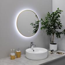 Откройте для себя новый уровень стиля и функциональности с круглым зеркалом диаметром 70x70 см, оснащенным современной LED подсветкой. Это изделие не только служит важным элементом декора, но и предлагает дополнительное освещение, благодаря которому ваше отражение будет выглядеть безупречно в любое время дня. Рама в цвете матового золота добавляет элегантности и подчеркивает стильный дизайн зеркала.Особенности:Идеальное освещение: Световой поток в 1200 Лм и цветовая температура от 6000 до 6500 К создают оптимальные условия для макияжа, бритья или ухода за собой.Сенсорное управление с диммером: Позволяет легко адаптировать яркость освещения под ваши нужды одним касанием.Долговечность и безопасность: Высококачественные материалы и безопасное низковольтное питание обеспечивают длительный срок службы и безопасность использования.Идеальное решение для:Ванных комнатГардеробныхПрихожихСпа и салонов красоты