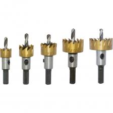 Коронка по металлу TURBOSKY MC-1 — это высококачественный инструмент, предназначенный для сверления отверстий в различных материалах. Она выполнена из быстрорежущей стали (HSS) с титановым покрытием, что обеспечивает долговечность и эффективность работы.Долговечность: Титановое покрытие защищает коронку от коррозии и увеличивает срок службы.Универсальность: Подходит для работы с различными материалами, что делает её незаменимым инструментом в любом хозяйстве.Удобство использования: Центрирующее сверло и пружинный механизм делают процесс сверления более точным и эффективным.Коронка TURBOSKY MC-1 предназначена для:Сверления отверстий в металле, включая нержавеющую сталь, алюминий и медь.Работы по пластику, дереву и композитным материалам.Применения в слесарных и строительных работах, что делает её универсальным инструментом для профессионалов и домашних мастеров.Коронка по металлу TURBOSKY MC-1 — это надежный инструмент, который поможет вам выполнять задачи по сверлению с высокой точностью и качеством.