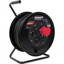 Промышленный удлинитель Gigant КГ 5х2,5 50м на катушке 80158 предназначен для подачи электроэнергии к электроинструментам, промышленному оборудованию, строительным машинам, генераторам и иному электротехническому оборудованию, требующему безопасного и стабильного подключения на больших расстояниях. Кабель удлинителя соответствует ГОСТ, имеет медные жилы для высокой надежности и мощности. Многофункциональность — подходит как для профессионального использования на строительных объектах, промышленных предприятиях и в ремонтных мастерских, так и для бытовых задач. Удлинитель оснащен 3 розетками: 1х380В 32А и 2х220В 16А. Подключается к сети 380 В, может питать энергопотребителей на 220 В и 380 В. Длина 50 метров позволяет подключать оборудование на значительном удалении от источника питания. Кабель с сечением 5х2,5 мм? рассчитан на высокие нагрузки (до 32 А), что подходит для подключения мощных электроинструментов и оборудования. Кабель КГ устойчив к отрицательным температурам, удлинитель можно использовать при температурах от -60 до +50°С. Удлинитель поставляется на удобной прочной катушке - аккуратное хранение и лёгкая транспортировка.