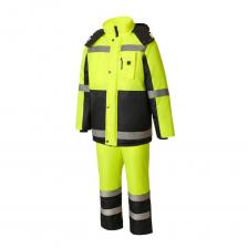 Костюм Магистраль утепленный с СВП тк.ОксфордХарактеристикиЗащитные свойства: 3-й класс сигнальной защиты, Водоупорная пропитка, От механического истирания, От общих производственных загрязнений, От пониженных температур воздуха и ветраТР ТС 019/2011 ГОСТ 12.4.281-2014 ГОСТ 12.4.303-2016 ГОСТ 12.4.288-2013Материал: ОксфордПлотность: 105 г/м2Состав:100% полиэфирУтеплитель: термоскреплённый синтепон, куртка 350 г/м2, полукомбинезон 200 г/м2Климатический пояс: III поясКонструктивное описание:Костюм состоит из куртки прямого силуэта со съемным капюшоном и полукомбинезона прямого силуэта.Подкладка сделана из ткани «таффета».Куртка оснащена съемным капюшоном, который пристегивается на 2 кнопки.Полукомбинезон имеет карман с клапаном для рации, застегивается на молнию с ветрозащитным клапаном.СВП шириной 5 см. находятся на рукавах, спинке и полочке куртки и в нижней части полукомбинезона.Рекомендуем строителям, машинистам, водителям, грузчикам, сторожам, для дорожных работ, для работ на даче, переездов, переноса мебели и грузов, ремонта, походов, туризма, ремонта автомобиля, для работы в низкотемпературных условиях, при выполнении работ в темное время суток рядом с проезжей частью дороги, в строительстве, в вахтовой службе, в ЖКХ, для любых других работ, где необходим сигнальный костюм 3-го класса сигнальной защиты.Уход: Стирка в деликатном режиме при температуре не выше 30С; Глажка запрещена; Отбеливание запрещено; Сушка и отжим в стиральной машине запрещен; Химчистка запрещена