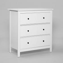 ГУД ЛАКК - знакомая мебель, которую легко купить и собрать!Серия мебели САГА вдохновлена популярной серией HEMNES в традиционном стиле от IKEA, и станет идеальным дополнением вашей квартиры.Почему САГА комод 3 ящика?Комод САГА— это элегантное и функциональное решение для хранения, которое сочетает в себе стиль, практичность и продуманный дизайн. Он станет идеальным компаньоном для вашей спальни, создавая уют, порядок и добавляя интерьеру изысканности.Комод оснащен тремя вместительными ящиками, где можно удобно хранить одежду, постельное белье, подушки, одеяла или другие вещи. Каждый ящик оборудован направляющими полного выдвижения с доводчиками, которые обеспечивают плавное, бесшумное и легкое открывание.Все части комода, подверженные нагрузке, изготовлены из прочного МДФ, что гарантирует устойчивость, надежность и долговечность даже при активном использовании.КомодСАГАотличается современным и элегантным дизайном, который легко впишется в любой интерьер — от классического до минимализма. Он станет не только функциональным элементом, но и изысканным украшением вашей спальни.Комод имеет продуманные размеры, что делает его идеальным для размещения у кровати или в любой другой части комнаты, не загромождая пространство. При этом он предлагает достаточно места для хранения всех необходимых вещей.Комод стоит на стильных ножках, которые добавляют ему легкости и визуальной воздушности. Это также облегчает уборку под ним, поддерживая чистоту в комнате.