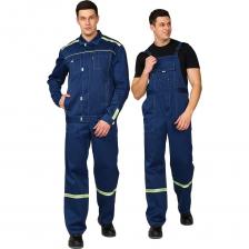 Новая модель от Прабо, гармонично сочетающая в себе практичность цветового решения и стильный внешний вид. Комплект состоит из укороченной куртки и полукомбинезона. Изготовлен из смесового материала на основе полиэстера и хлопка. Мужской рабочий костюм летний гарантирует удобство и комфорт благодаря: куртке с застежкой-молнией и ветрозащитным клапаном, полукомбинезону, который дополнен бретелями с фастексами для надежной фиксации; репсовым лентам с СОП на костюме спереди и сзади. рабочий комплект обладает хорошей износостойкостью, долго служит и выдерживает многократные стирки. Куртка: укороченная прямого силуэта, пояс регулируемый при помощи пат, центральная бортовая застежка на молнию, закрытая планкой. Полочки с кокетками, по нижнему краю которых настрочены светоотражающие канты, вдоль плечевых швов которых настрочены репсовые ленты, имеющие СОП. Спинка с глубокими вертикальными складками, обеспечивающими свободу движения. Рукава втачные двухшовные с манжетами и налокотниками, на шлицах настрочены СОП. Полукомбинезон: прямого силуэта, с застёжкой в левом боковом шве на три петли и пуговицы; гульфик на молнии. Бретели на резинках регулируются фастексами. Карманы. Куртка: нагрудные и нижние карманы в рельефах. Полукомбинезон: на нагруднике двойной накладной карман с клапаном на контактной ленте, малый накладной карман разделён на три части; боковые накладные карманы с наклонной линией входа; на задней половинке фигурный накладной карман; двойной карман для инструментов.