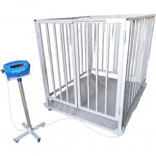 Уникальная жесткость платформы при небольшой металлоемкости.Работа от встроенного аккумулятора позволяет осуществлять взвешивание животных на удалении от сетей электропитания, к примеру на выпасахВремя автономной работы, без подключения к сети 220 В, до трех суток непрерывной эксплуатацииПлатформа весов изготовлена из рифленой, конструкционной стали толщиной 4 ммТензометрические датчики установленные в весах имеют класс пылевлагозащиты IP 67. Это позволяет эксплуатировать весы в условиях крайне агрессивной средыВ терминале весов реализована функция усреднения веса при нестабильных показаниях (функция взвешивания животных, среднее время срабатывания 5 секунд)Так же весовой терминал позволяет производить суммирование нескольких взвешиваний, что особенно удобно для определения общего прироста поголовья в стадеВесы поставляются в комплекте со съемными ограждениями и калитками