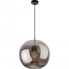 Подвесные одиночные светильники серии Kriss совершенны во всем. Представленные дизайнерами два объема: шар и цилиндр, плавно перетекают формой во внутренние плафоны и относят эту группу к универсальным образцам. Внешняя лаконичность из полупрозрачного стекла придает загадочность и элегантность. Внутренний, встроенный в видимые латунные части плафон, слегка угадывается и представляет собой струящиеся стеклянные нити. Словно распустившийся цветок он передает свой свет в пространство. Представленные как в дымчато-золотистом так и в почти черном дымчатом варианте, они идеально впишутся в теплые и холодные цветовые решения интерьеров. Ими могут быть любые пространства с люстрами. Например, гостиные, прихожие, столовые, а также приватные зоны у кроватей, диванов, барных стоек. Композиция может быть как одиночная так и парная. Светильники Kriss украсят любой по стилю современный интерьер, сделав его завершенным.