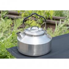 Чайник из нержавеющей стали объемом 900 мл используется для приготовления различных напитков в туристических походах, , любителями пикников и активного отдыха на природе. Ручка у чайника имеет силиконовую защиту. Плоское дно позволяет использовать его как в походных условиях на открытом огне и горелке, так и в домашних условиях на газовых и электрических плитах. В походных условиях Вы сможете быстро и удобно сварить легкий суп, или приготовить чай на костре. Туристический чайник устойчив к высоким температурам, перепаду температур, коррозии и ржавчине, поэтому прослужит долгие годы. Чайник-котелок удобен в использовании, его легко мыть и хранить, он не окисляется В комплект входит чехол для хранения и транспортировки. Посуда для похода и кемпинга – хороший подарок любителям активного отдыха на любой праздник.