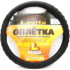 Оплетки на рулевое колесо (чехол на руль) Lavita — это стильное и практичное решение для улучшения комфорта и безопасности во время вождения. Изготовленные из качественных материалов, они не только придают автомобилю уникальный внешний вид, но и обеспечивают надежный захват руля, что повышает управляемость и контроль. Ключевые характеристики: • Комфорт и удобство: Чехол на руль Lavita имеют эргономичную форму, которая обеспечивает приятные тактильные ощущения и уменьшает усталость рук во время длительных поездок. • Высококачественные материалы: Используемые материалы (кожзам, натуральная кожа или текстиль) обеспечивают долговечность, стойкость к износу и легкость в уходе. • Универсальный дизайн: Доступные в различных цветах и текстурах, Чехол на рулевое колесо Lavita легко вписываются в интерьер любого автомобиля, позволяя подчеркнуть индивидуальность владельца. • Легкость установки: Оплетки легко устанавливаются на рулевое колесо, не требуя специальных инструментов или навыков, что делает процесс быстрым и удобным. • Дополнительная безопасность: Улучшенное сцепление с рулем помогает предотвратить скольжение рук, что особенно важно в сложных дорожных условиях. Выбирая оплетку на рулевое колесо Lavita, вы не только улучшаете комфорт своих поездок, но и добавляете стильный акцент в интерьер вашего автомобиля.